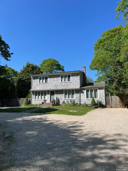 103 Woodbine Dr in East Hampton, NY - Building Photo