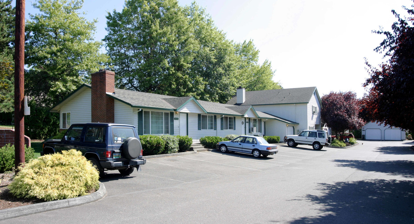 Raffaell Villa in Milwaukie, OR - Foto de edificio