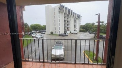 9686 Fontainebleau Blvd in Miami, FL - Building Photo - Building Photo