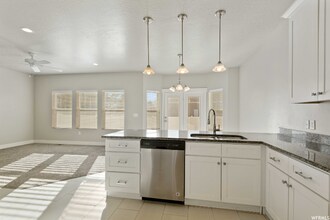 7869 S State St in Sandy, UT - Building Photo - Building Photo