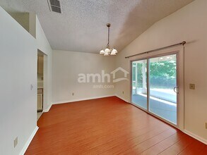 7804 Spring Branch Dr S in Jacksonville, FL - Foto de edificio - Building Photo