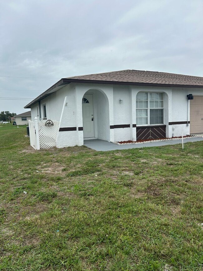 1011 Andalusia Blvd in Cape Coral, FL - Foto de edificio - Building Photo