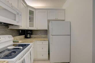 200 Uno Lago Dr, Unit 202 in Juno Beach, FL - Foto de edificio - Building Photo