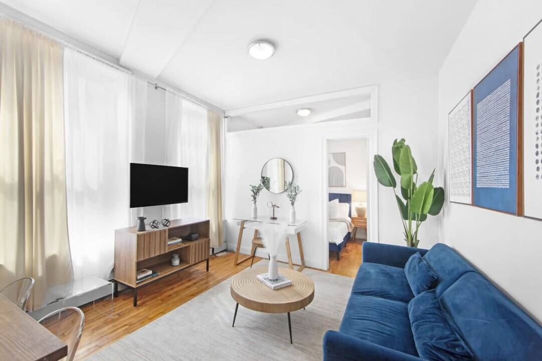 139 Christopher St in New York, NY - Building Photo