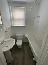 221 High St, Unit 4 in Burlington, NJ - Foto de edificio - Building Photo