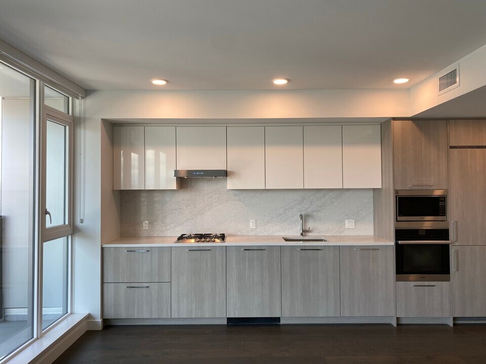 3200 Corvette Way in Richmond, BC - Building Photo