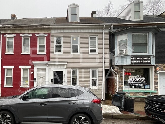 property at 524 S Queen St