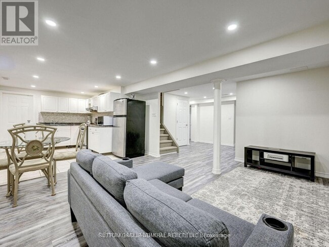 205 London Rd in Newmarket, ON - Building Photo - Building Photo