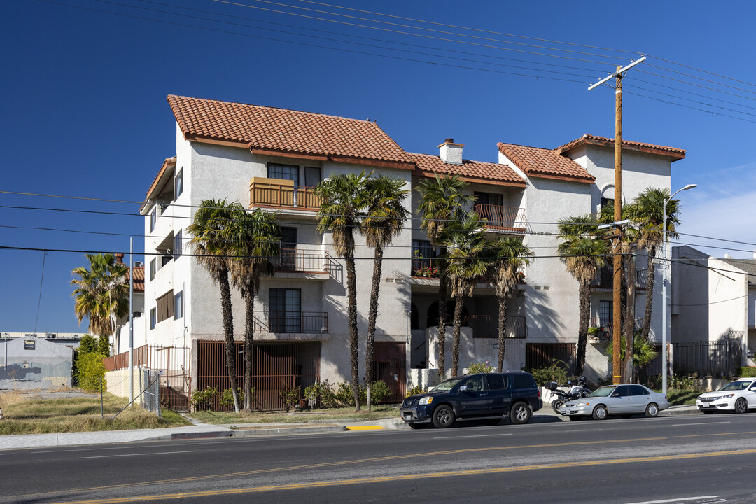 7625 Reseda Blvd in Reseda, CA - Building Photo