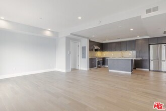 2939 Leeward Ave in Los Angeles, CA - Building Photo - Building Photo