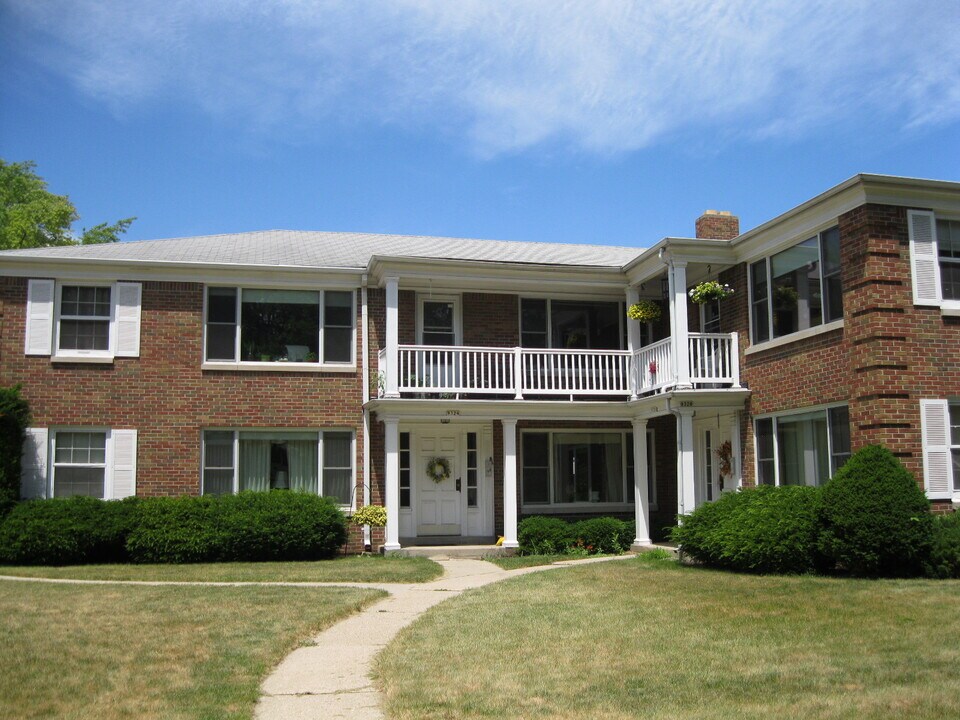 9324 W North Ave in Wauwatosa, WI - Building Photo