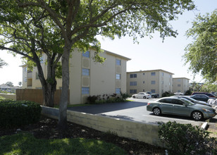 Sunlit Cove Apartments in St. Petersburg, FL - Building Photo - Building Photo