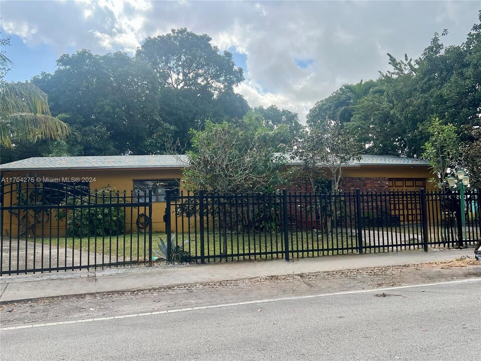 17xx NW 131st St in Miami, FL - Building Photo