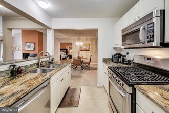 10021 Vanderbilt Cir, Unit 14 in Rockville, MD - Building Photo - Building Photo