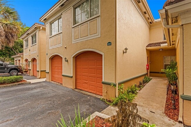 2464 Centergate Dr