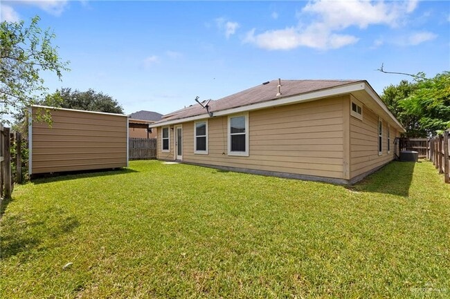 33 Kika De La Garza St in Edinburg, TX - Building Photo - Building Photo