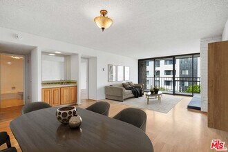 10966 Rochester Ave in Los Angeles, CA - Building Photo - Building Photo