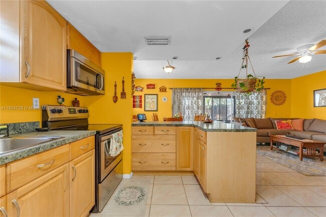 6500 SW 41st Ct in Davie, FL - Foto de edificio - Building Photo