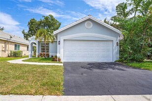 9354 Arborwood Cir in Davie, FL - Building Photo