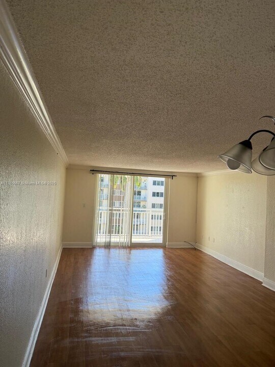 6950 Miami Gardens Dr in Hialeah, FL - Building Photo