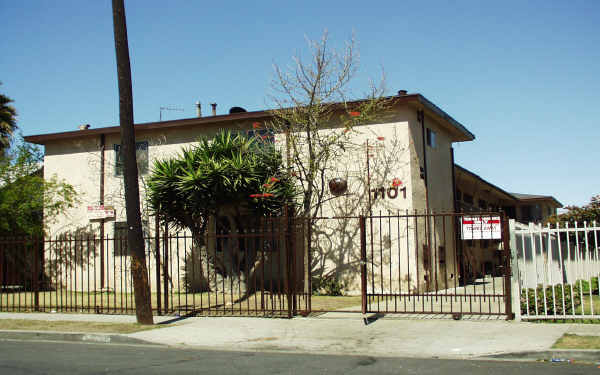 1101 W 106th St in Los Angeles, CA - Building Photo