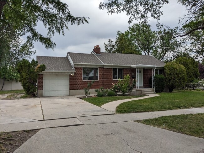 property at 921 N Poinsettia Dr