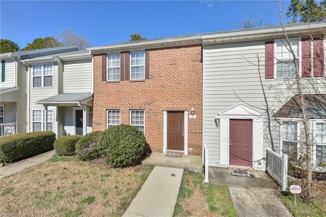 1531 Creek Ct in Williamsburg, VA - Foto de edificio - Building Photo