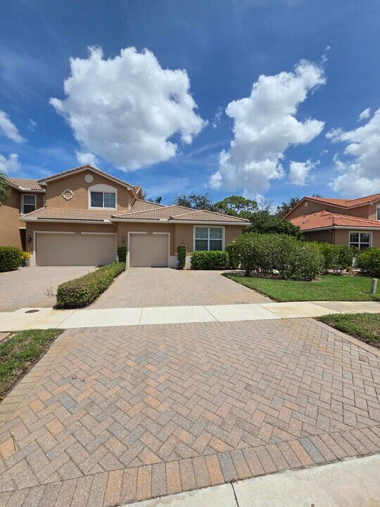 4365 Colony View Dr in Greenacres, FL - Building Photo