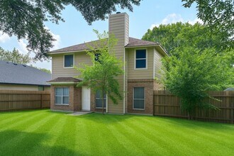 2911 Hummingbird Ln in Humble, TX - Foto de edificio - Building Photo