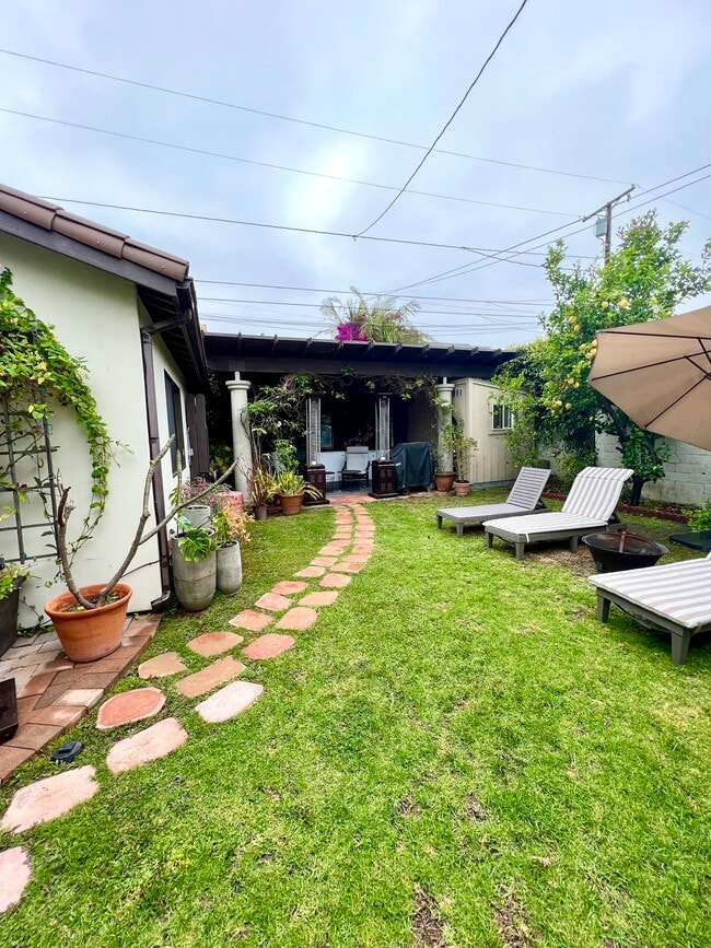 153 S La Peer Dr, Unit Charming Guesthouse in Beverly Hills, CA - Foto de edificio - Building Photo