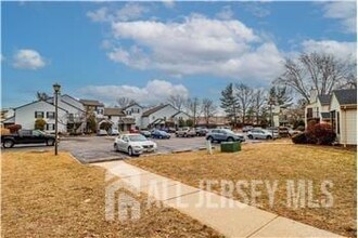 1306 Woodbridge Commons Way in Iselin, NJ - Building Photo - Building Photo