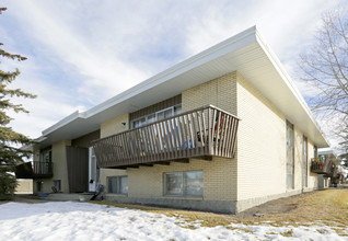 4836 Varsity Dr NW in Calgary, AB - Building Photo - Building Photo