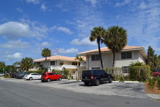 Camellia House in Pompano Beach, FL - Foto de edificio - Building Photo