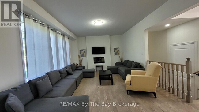 172 Rosanne Cir in Wasaga Beach, ON - Building Photo - Building Photo