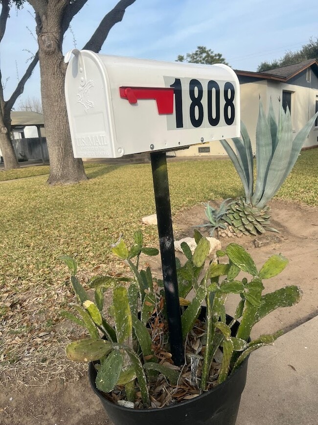 1808 N Broadway St in McAllen, TX - Building Photo - Building Photo