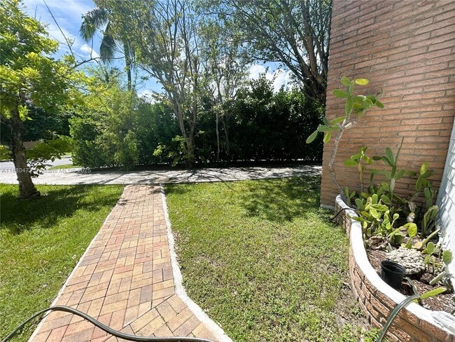 6395 SW 42nd Terrace in Miami, FL - Building Photo - Building Photo