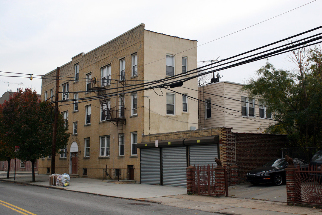 814 Rhinelander Ave in Bronx, NY - Foto de edificio