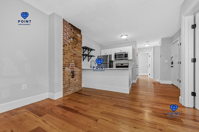 146 Bremen St, Unit 1 in Boston, MA - Foto de edificio - Building Photo