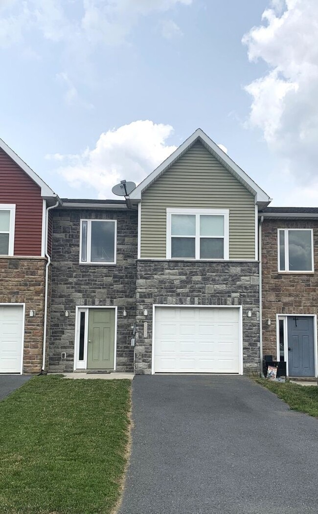 212 Meriweather Dr in Chambersburg, PA - Building Photo - Building Photo