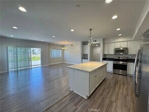 5432 Hermitage Ave, Unit 202 in Los Angeles, CA - Foto de edificio - Building Photo