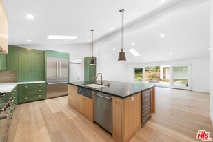 6174 Paseo Cyn Dr in Malibu, CA - Building Photo