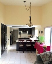 2094 Balboa Cir in Vista, CA - Foto de edificio - Building Photo