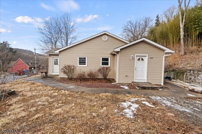 1602 Greenwood Lake Turnpike in West Milford, NJ - Building Photo - Building Photo