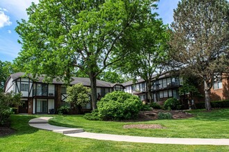 Alpine Court Apartments in West Allis, WI - Building Photo - Building Photo