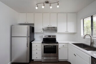 Bridgeview Apartments in San Diego, CA - Building Photo - Building Photo