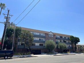 5860 Whitsett Ave in Valley Village, CA - Building Photo - Primary Photo