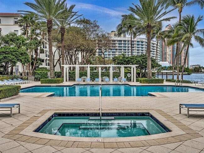 3245 NE 184th St in North Miami Beach, FL - Foto de edificio - Building Photo
