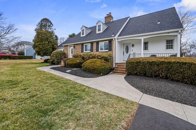 property at 731 W Country Club Dr