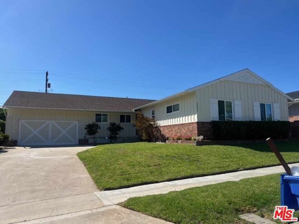 6043 S Garth Ave in Los Angeles, CA - Building Photo