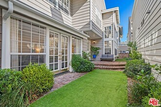 13082 Mindanao Way in Marina Del Rey, CA - Building Photo - Building Photo